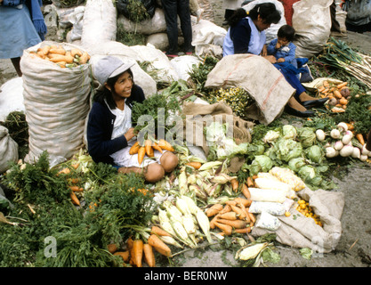 Junges Mädchen Verkauf von Gemüse im Hochland Ecuadors Markt. Stockfoto