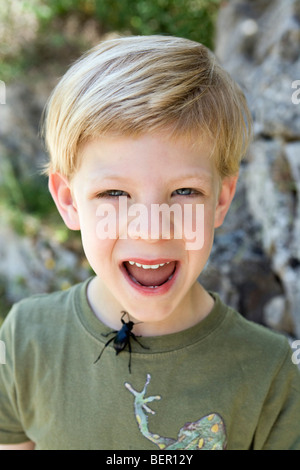 Ein Portrait eines jungen mit einem Käfer Stockfoto