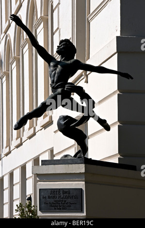 Jete, Bronze-Skulptur von Enzo Plazzotta, Millbank, London Stockfoto