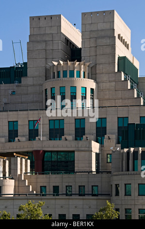 Secret Intelligence Service, MI6, Vauxhall Cross, London, von Vauxhall Bridge gesehen Stockfoto