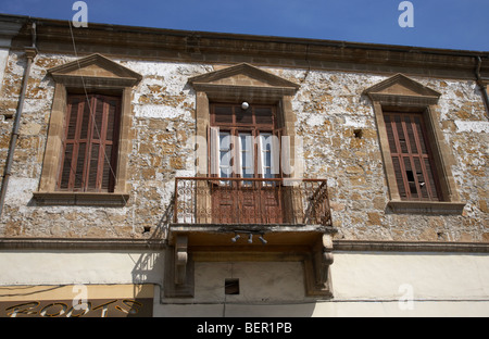 alte hölzerne Türen und Fensterläden im ersten Stock eines Gebäudes in Nikosia Lefkosia Republik Zypern Stockfoto