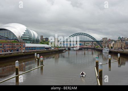 Norman Foster entworfen, Salbei, Gebäude und Tyne Bridge, Newcastle Upon Tyne, UK. Stockfoto