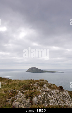 Blick auf Bardsey Island vom Braich-Y-Pwll, Llyn Halbinsel, Wales. Stockfoto