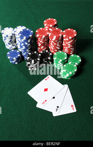 Vier Asse und Poker-Chips am Tisch Stockfoto