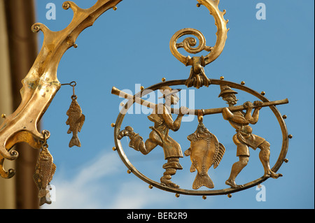 Ladenschilder Messing - (Győr) Györ Ungarn Stockfoto