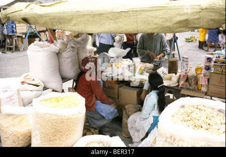 Reis, Getreide und Teigwaren stall, lokale Hochland Ecuador Markt. Stockfoto