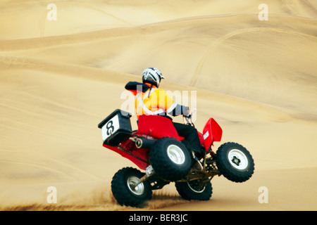 Quad fahren in Sanddünen, Swakopmund, Namibia Stockfoto