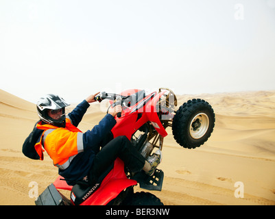Quad fahren in Sanddünen, Swakopmund, Namibia Stockfoto