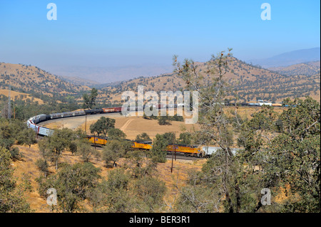 Union Pacific gemischt Fracht auf den Tehachapi Loop-091010 34807 Stockfoto