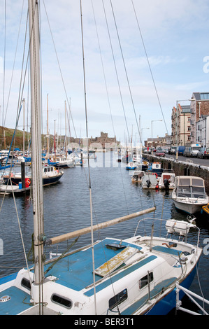 Blick in Richtung Germain Burg und Kloster in der Marina am Peel, Isle Of man. Stockfoto