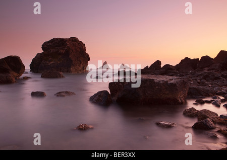 Blick auf Strand, Surf und Felsformationen, einsame Ranch Beach, Oregon Coast, Brookings, Oregon, USA Stockfoto