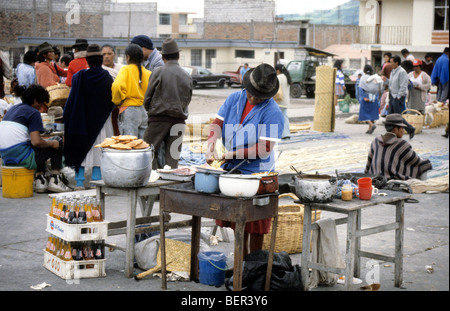 Zubereitete Speisen-Verkäufer im Hochland Ecuadors Lokalmarkt macht einen neuen Stapel von Pfannkuchen wie Lebensmittel. Stockfoto