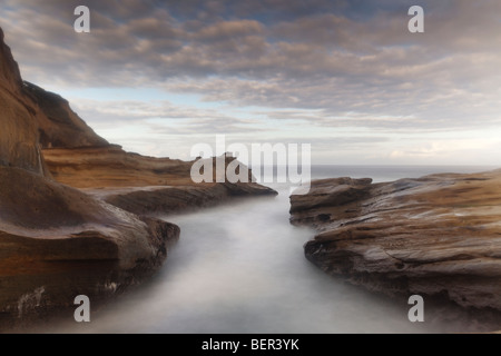 Blick auf Strand, Surf und Felsformationen, Cape Kiwanda State Park, Oregon Coast, Oregon, USA Stockfoto
