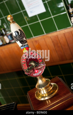 Ein Okells bittere Handpump auf eine Bar in der Brauerei Bar, Douglas, Isle Of man. Stockfoto