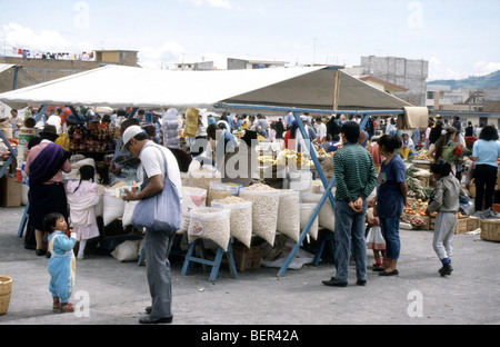 Reis und Nudeln stall, lokale Hochland Ecuador Markt. Stockfoto