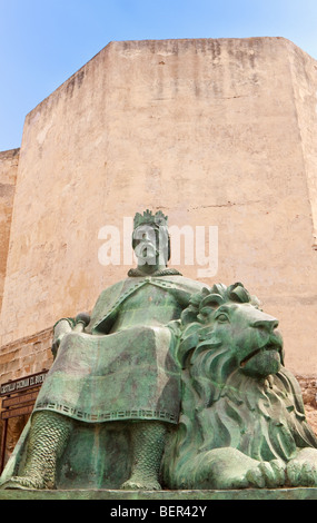 Tarifa, Provinz Cadiz, Spanien.  Denkmal vor dem Castillo Guzman El Bueno, König Sancho IV., El Bravo. Stockfoto