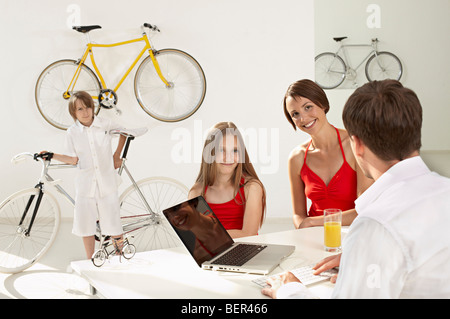 Familie einkaufen im bikestore Stockfoto