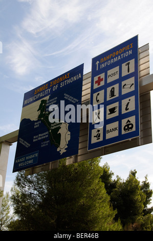 Willkommen Verkehrsschilder beim Eintritt in die Gemeinde von Sithonia Nordgriechenland Stockfoto