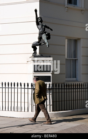 Jete, Bronze-Skulptur von Enzo Plazzotta, Millbank, London Stockfoto