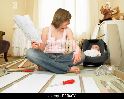 Frau und Kind Möbelbau Stockfoto