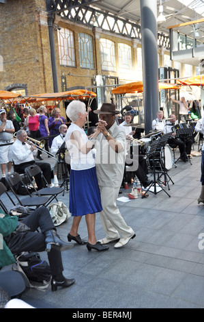 Nachmittag tanzen zu live-Band an Spitalfields Market London England 2009 Stockfoto