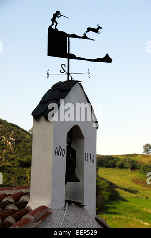 Wetterfahne in ländlichen Stadt in Asturien, Spanien. Stockfoto