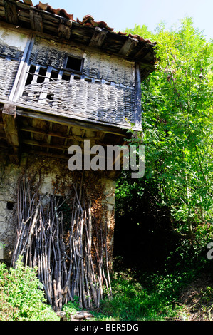 Alte rustikale Scheune in Asturien, Spanien. Stockfoto