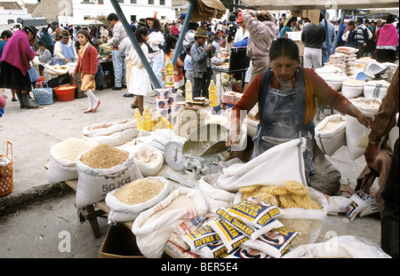 Getreide und Pasta Vertrieb.  Ecuadorianische Hochland Markt. Stockfoto