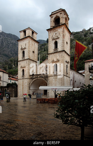 St. Tryphon-Kathedrale und die nationale Flagge Montenegros in die Altstadt von Kotor, Montenegro Stockfoto