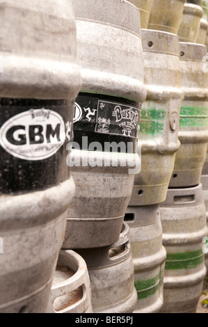 Linie von Bushy Brauerei Fässer außerhalb der Brauerei in der Isle Of Man, mit branding und Brauerei Name sichtbar. Stockfoto