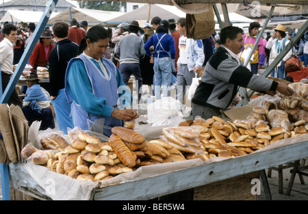 Brot-Verkäufer. Ecuadorianische Hochland Markt. Stockfoto