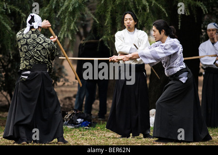 Junge Männer üben Kendo im Freien in einem öffentlichen Park in Tokio Stockfoto