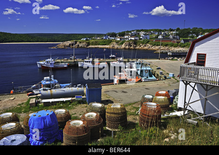 Boote im Hafen von Neils gesehen von Neils Hafen Point, Cabot Trail, Cape Breton, Nova Scotia, Kanada angedockt. Stockfoto