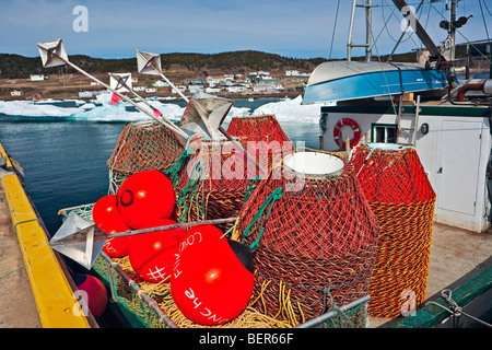 Krabben Sie-Töpfe auf dem Deck der "Conche Flyer" eine Krabbe Fischerboot im Hafen von Conche nicht das Dock verlassen wegen Packeis, Konz Stockfoto
