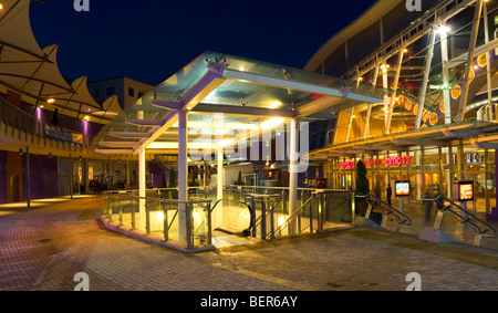 Nacht Schuss Kino Fassade und Treppenhaus zur Tiefgarage in einer Unterhaltung & Freizeit plaza Stockfoto