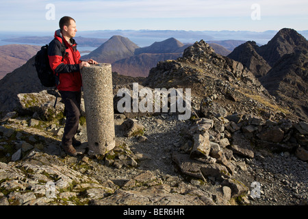 Ein Wanderer auf dem Gipfel des Bruach Na Frithe, Isle Of Skye, Schottland Stockfoto