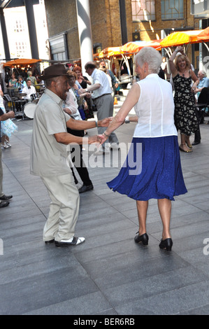 Nachmittag tanzen zu live-Band an Spitalfields Market London England 2009 Stockfoto