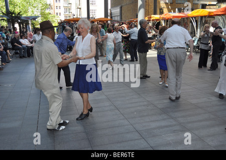 Nachmittag tanzen zu live-Band an Spitalfields Market London England 2009 Stockfoto