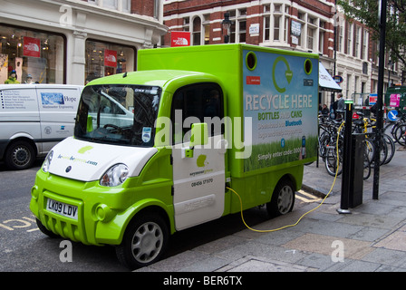 "Grün" Fahrzeug. Seymour grün, Elektro recycling van eingesteckt Gebühren an Southampton Street in London. Stockfoto