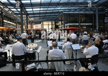 Nachmittag tanzen zu live-Band an Spitalfields Market London England 2009 Stockfoto