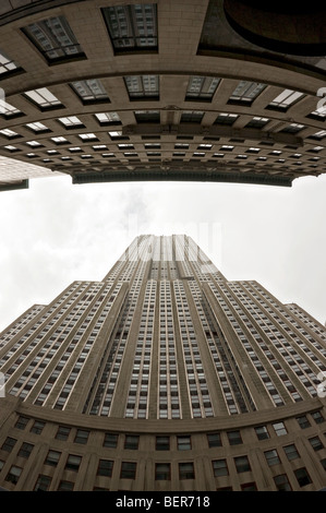 Ein Blick auf das Empire State Building durch ein "fisheye-Objektiv" in "New York City, New York." Stockfoto