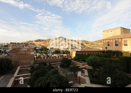 Blick über Patios de Madraza und de Machuca & Nasriden Palast in Richtung der Albaicin Gegend, der Alhambra, Granada, Andalusien, Spanien Stockfoto