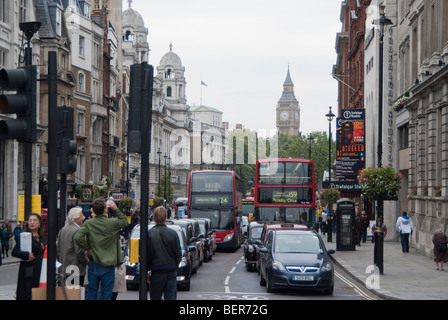 Straßenszene, Blick nach unten Whitehall in Richtung Big Ben (Houses of Parliament) vom Trafalgar Square Stockfoto