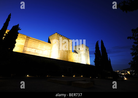 Fassade einschließlich Torre de Quebrada und Torre del Homenaje (The Keep), die Alcazaba, der Alhambra, Granada, Andalusien, Spanien Stockfoto