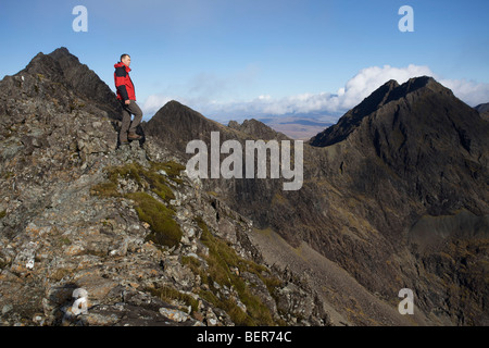 Ein Wanderer auf dem Gipfel des Bruach Na Frithe, Isle Of Skye, Schottland Stockfoto