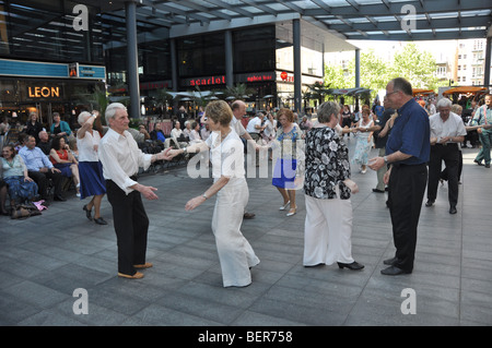 Nachmittag tanzen zu live-Band an Spitalfields Market London England 2009 Stockfoto