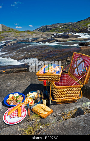 Picknickkorb neben einem Wasserfall mit einem Hubschrauber im Hintergrund in der Mealy Berge, südlichen Labrador, Labrador, Newfou Stockfoto