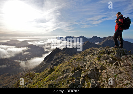 Ein Wanderer auf dem Gipfel des Bruach Na Frithe, Isle Of Skye, Schottland Stockfoto