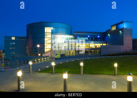 Äußere Nachtaufnahme von Millennium Point Museum & Bildung Wissenschaftszentrum Stockfoto