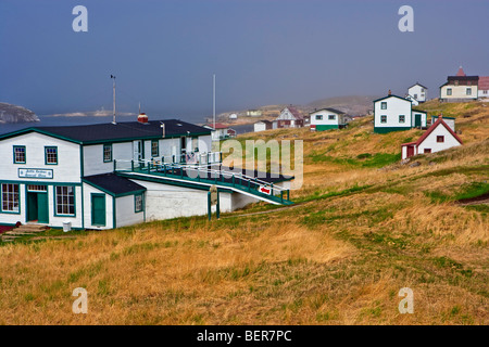 Gemischtwarenladen und Häuser im historischen Dorf von Schlacht Fischerhafen auf Battle Island befindet sich am Eingang zum St Le Stockfoto